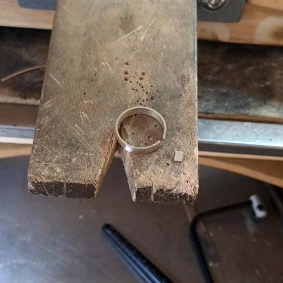 Anneau ouvert sur la cheville en bois, mise à taille