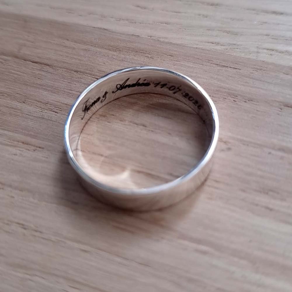 Alliance gravée à l'intérieur, posée sur bois clair